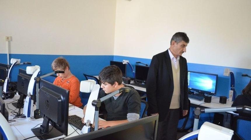 G&ouml;rme Engelli Okulun Tek G&ouml;rme Engelli &Ouml;ğretmeni