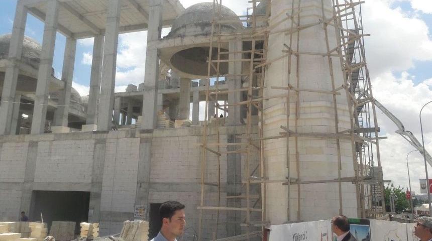 Şanlıurfa&rsquo;da Cami İnşaatında &Ccedil;&ouml;kme Meydana Geldi. Enkazın Altında İş&ccedil;ilerin Olduğu Belirtildi. B&ouml;lgeye &Ccedil;ok Sayıda Ambulans Ve Kurtarma Ekibi Sevk Edildi.