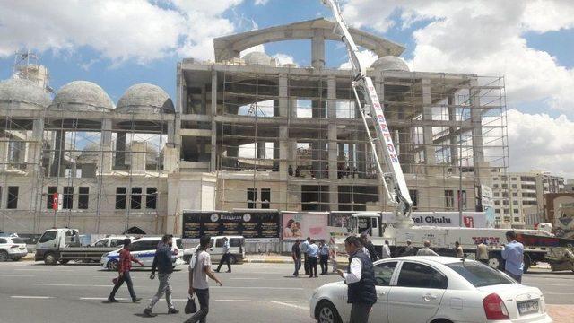 Şanlıurfa’da Cami İnşaatında Çökme Meydana Geldi. Enkazın Altında İşçilerin Olduğu Belirtildi. Bölgeye Çok Sayıda Ambulans Ve Kurtarma Ekibi Sevk Edildi.