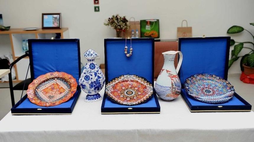 Karşıyakalı Kadınlar Seramiğe Can Veriyor