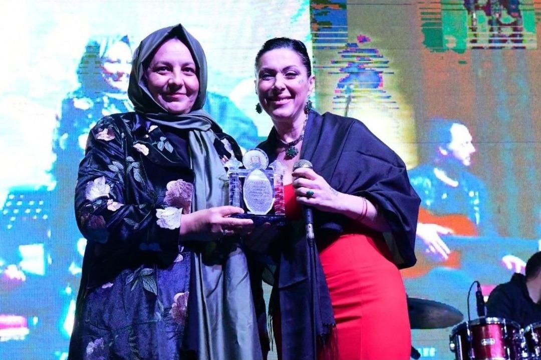 Şanlıurfa&rsquo;da Anneler Sanat&ccedil;ı G&uuml;lay&rsquo;ın Şarkılarıyla Eğlendi