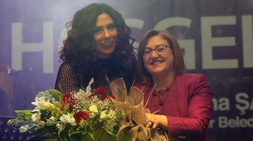 Işın Karaca Anneler İçin Sahne Aldı