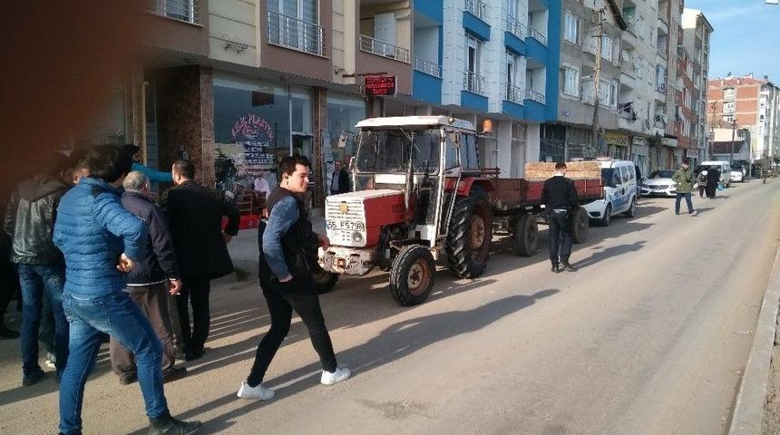 Trakt&ouml;r İle Motosiklet &Ccedil;arpıştı:1 Yaralı