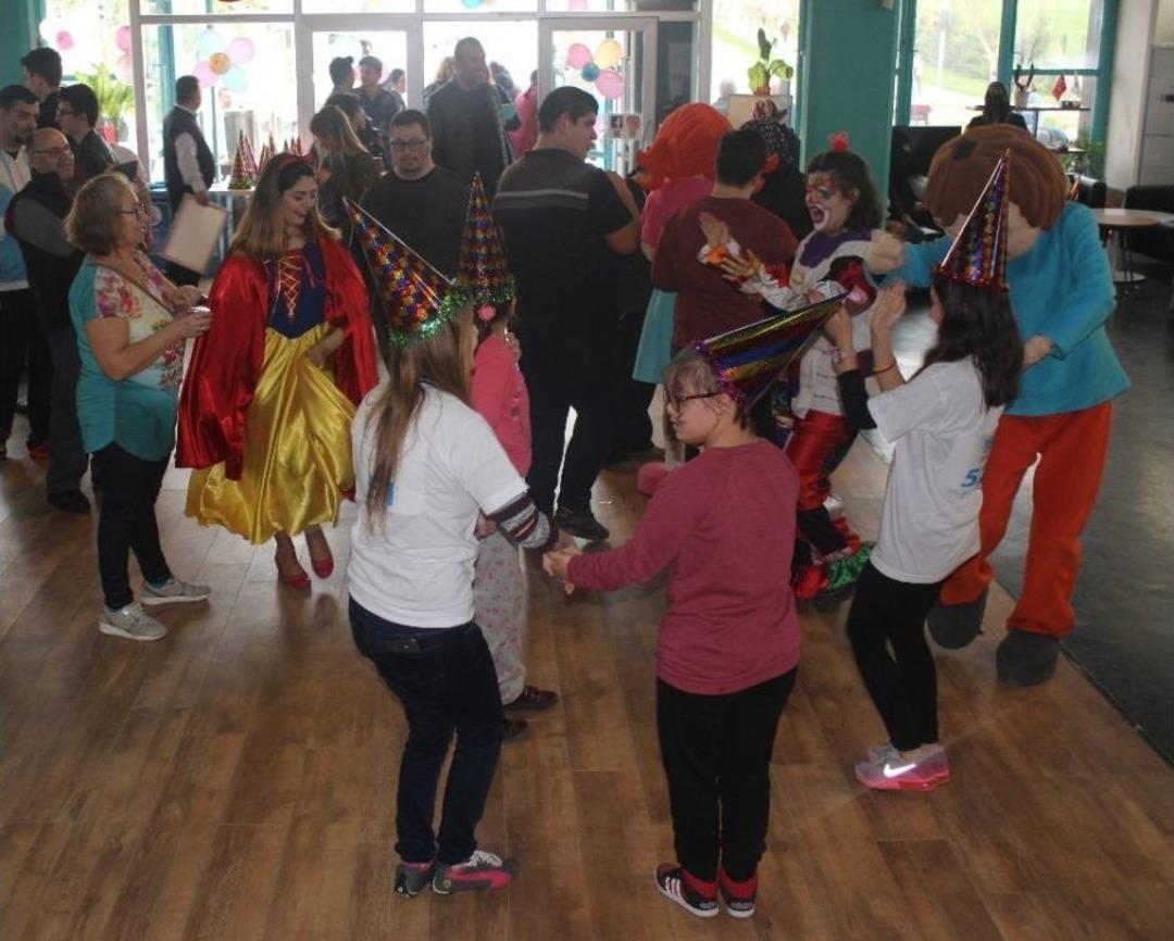 Down Sendromlu &Ccedil;ocuklar Partide Buluştu