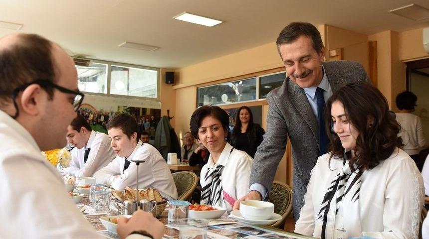 Başkan Ata&ccedil; Down Sendromlu Gen&ccedil;lerle Buluştu