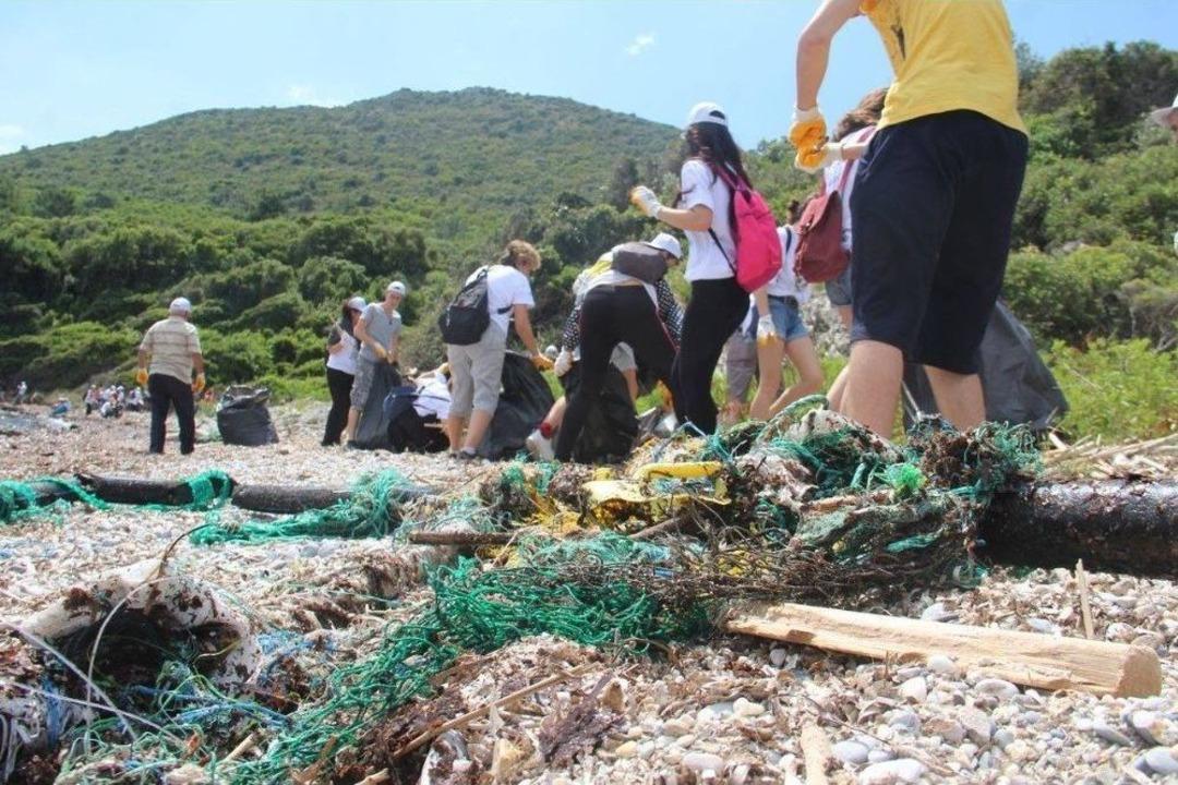 Milli Parkı &Ccedil;&ouml;plerden Temizlediler