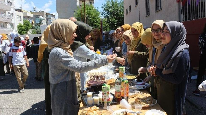 Depremzedeler Yararına Kermes Düzenlendi
