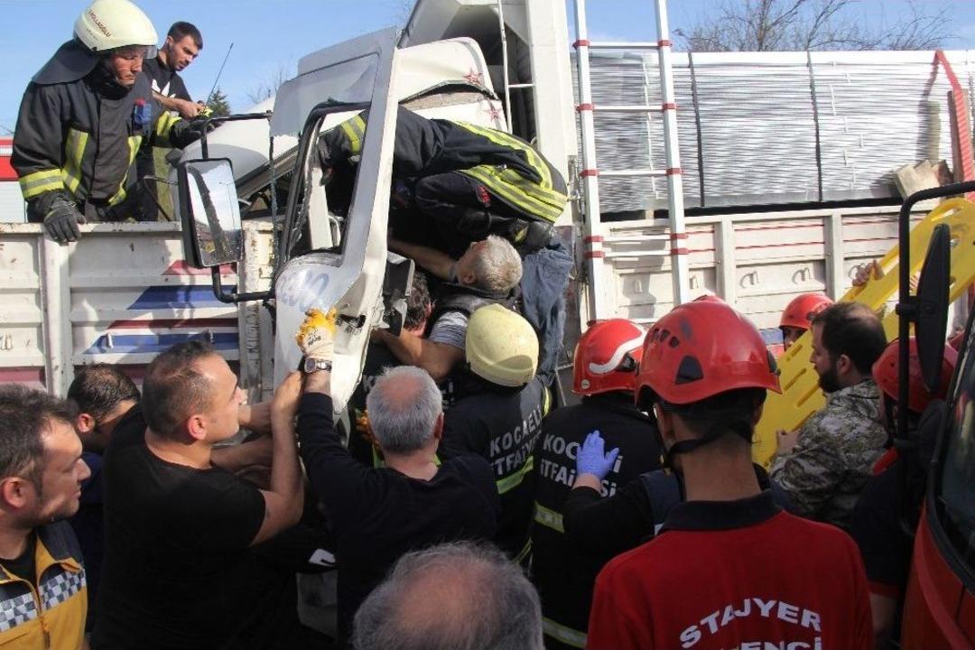 Tıra &Ccedil;arpan Kamyonun S&uuml;r&uuml;c&uuml;s&uuml; Sıkıştığı Yerden 40 Dakikada &Ccedil;ıkarıldı