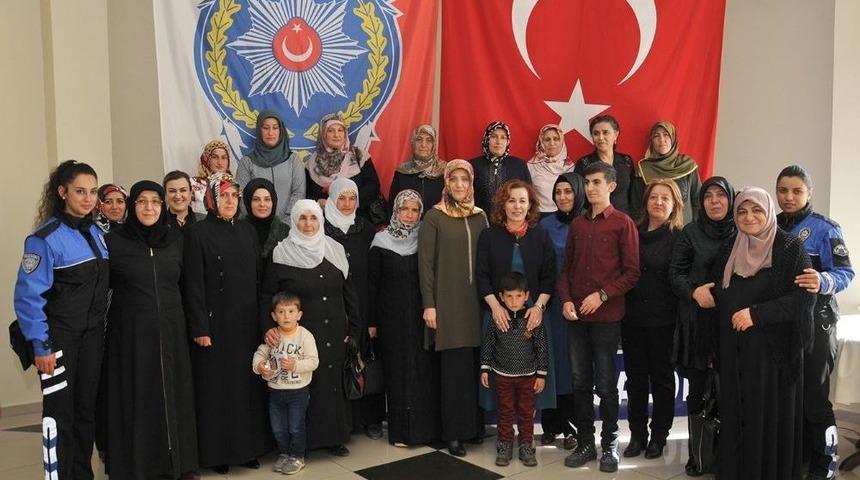 Vali Zorluoğlu&rsquo;nun Eşi, Şehit Yakınlarıyla Bir Araya Geldi