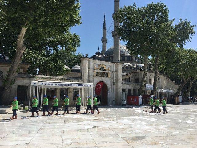 Eyüp Sultan Camii, Gül Suyuyla Yıkandı