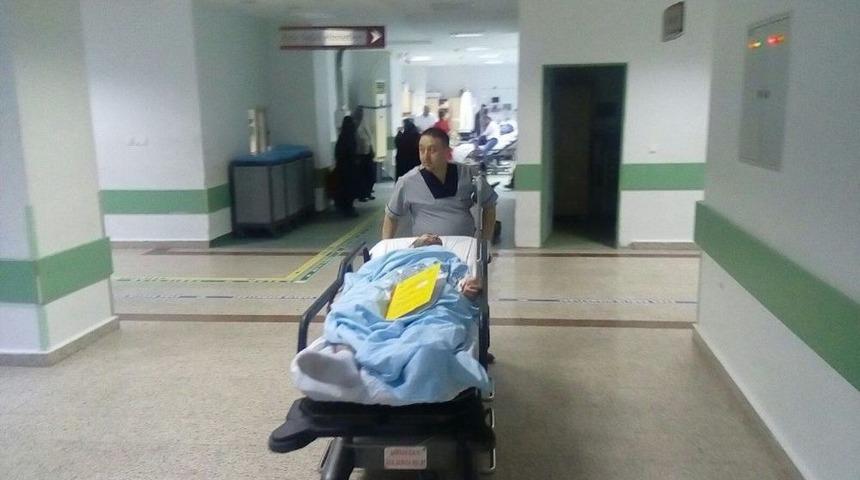 İranlı Gen&ccedil; Usturayla Kendi Boğazını Kesti