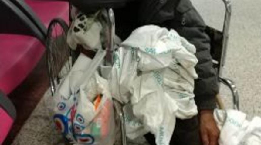 Tekerlekli Sandalye Üzerinde Hastanede Kalıyor