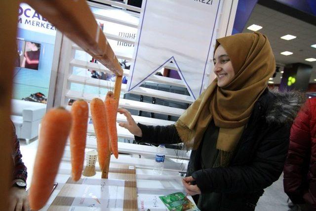 M&uuml;zik &Ccedil;alan Havu&ccedil;lar Bilişim Fuarı&rsquo;nda 1