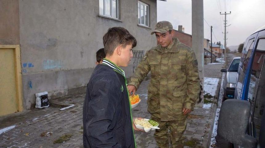 &Ccedil;ocuklardan Asker Ağabeylerine &Ccedil;ay Ve Meyve İkramı