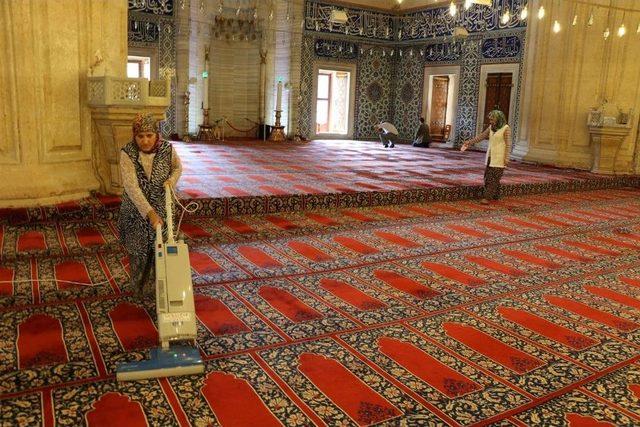 Selimiye Camii, Gül Suyuyla Yakalandı