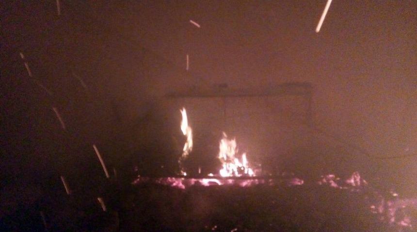 R&uuml;zgarın Etkisiyle B&uuml;y&uuml;yen Yangında 8 İtfaiyeci Dumandan Etkilendi