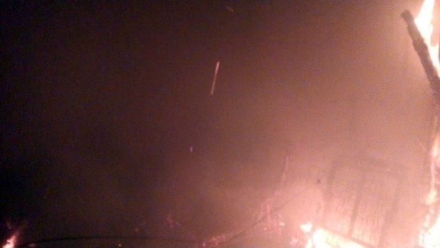 R&uuml;zgarın Etkisiyle B&uuml;y&uuml;yen Yangında 8 İtfaiyeci Dumandan Etkilendi 1