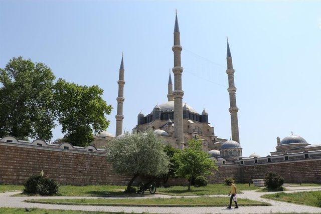 Selimiye Camii, Gül Suyuyla Yakalandı