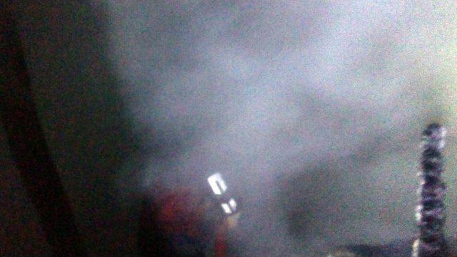 R&uuml;zgarın Etkisiyle B&uuml;y&uuml;yen Yangında 8 İtfaiyeci Dumandan Etkilendi 3