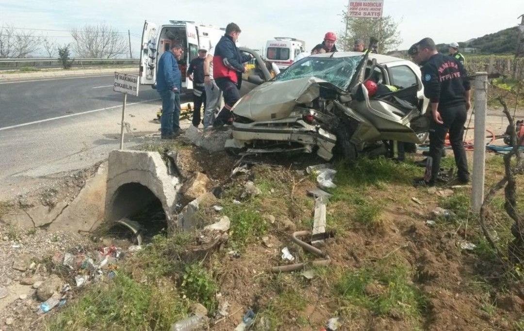 Yoldan &Ccedil;ıkan Otomobil Menfeze &Ccedil;arptı: 2 Yaralı