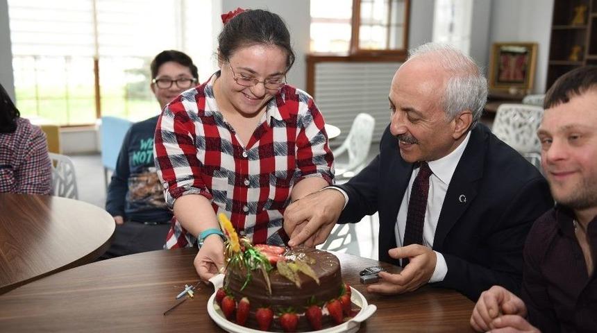 Başkan G&uuml;l Down Sendromlu &Ccedil;ocuklarla Pasta Kesti