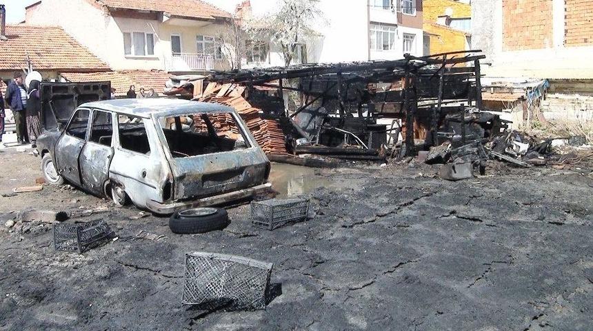 Arazide &Ccedil;ıkan Yangın 1 Otomobili Ve 2 Garajı K&uuml;l Etti