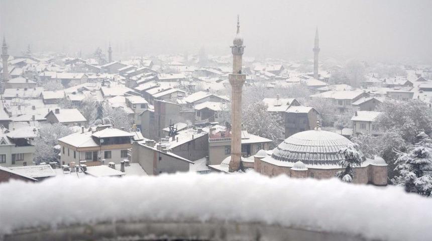 Zile, Beyaz &Ouml;rt&uuml; İle Kaplandı