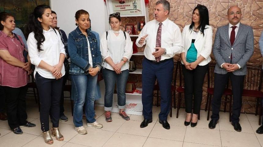 Mesir Kokulu Mum &Uuml;reten Kadınlara Sertifika