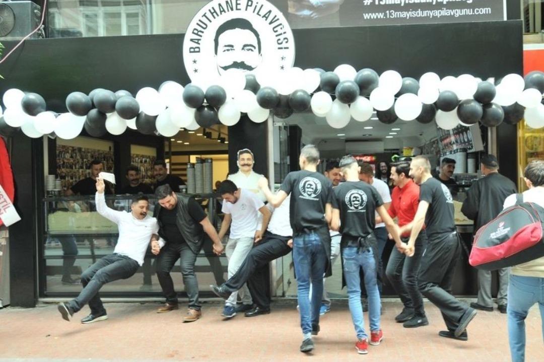 D&uuml;nya Pilav G&uuml;n&uuml; Kutlamalarında Halka 4.5 Ton Bedava Pilav Dağıtıldı