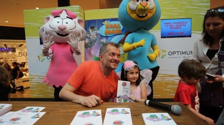 &Uuml;nl&uuml; Karikat&uuml;rist Yaşaroğlu Minik Hayranlarıyla