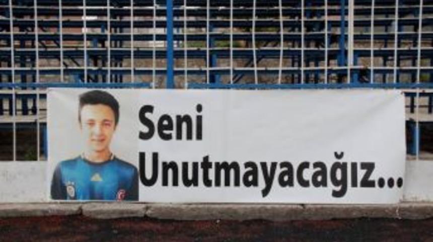 3 Yıl &Ouml;nce Trafik Kazasında Hayatını Kaybeden Enes İ&ccedil;in Futbol Turnuvası D&uuml;zenlendi