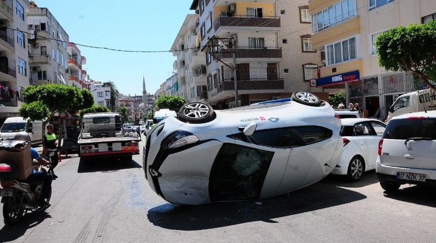 Cep Telefonu İle Mesajlaşırken Kaza Yaptı