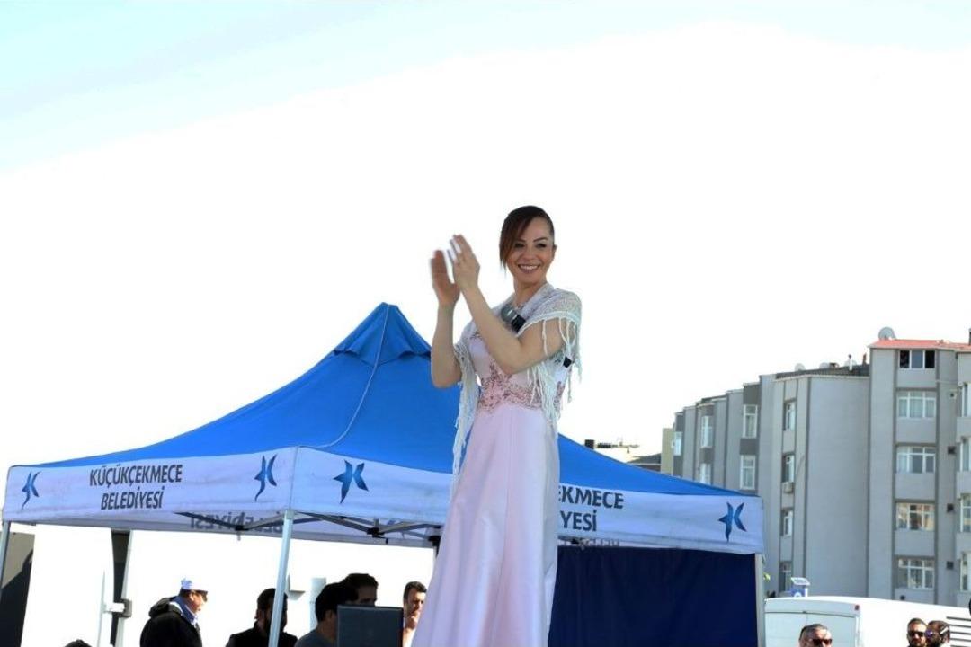 Z&uuml;leyha Şarkılarını Anneler İ&ccedil;in S&ouml;yledi