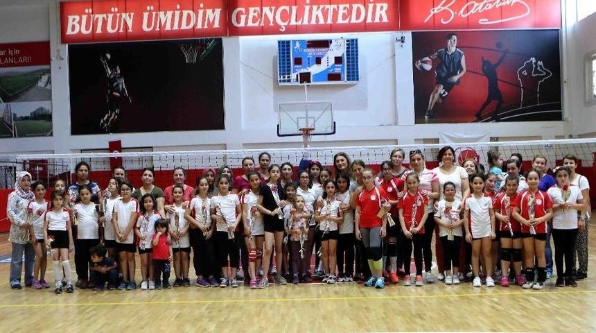 Filenin Sultanları Anneleriyle Voleybol Oynadı