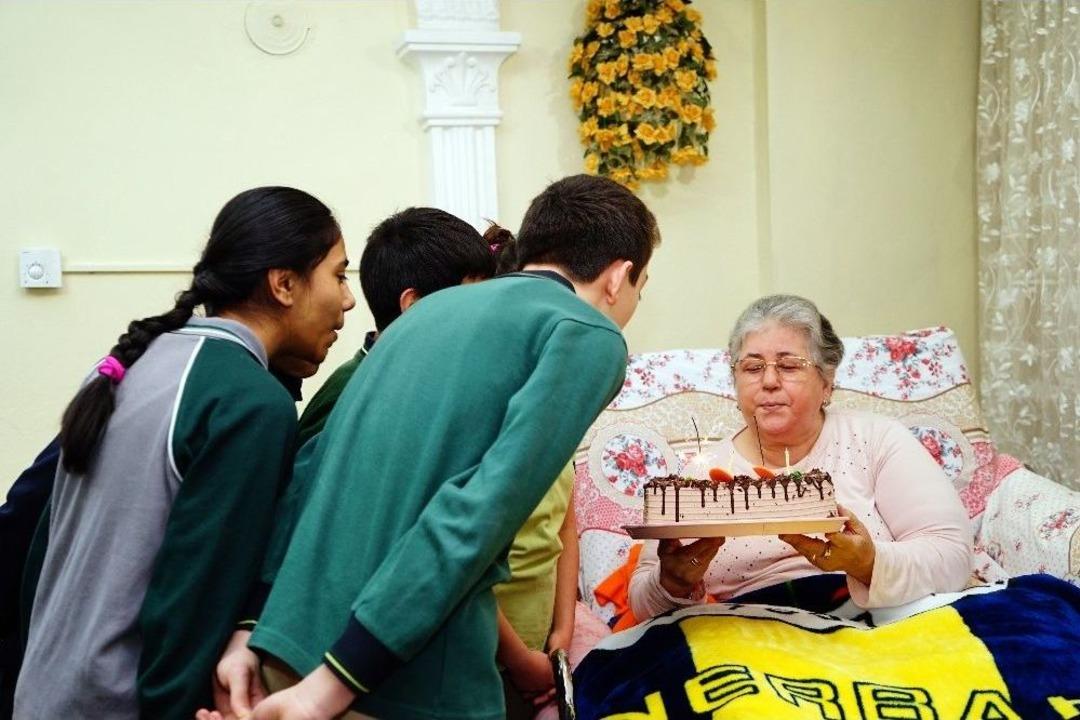 (&ouml;zel Haber) Yatağa Mahkum Emekli &Ouml;ğretmene, &Ouml;ğrencilerden Pastalı Kutlama