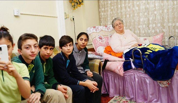 (özel Haber) Yatağa Mahkum Emekli Öğretmene, Öğrencilerden Pastalı Kutlama G1