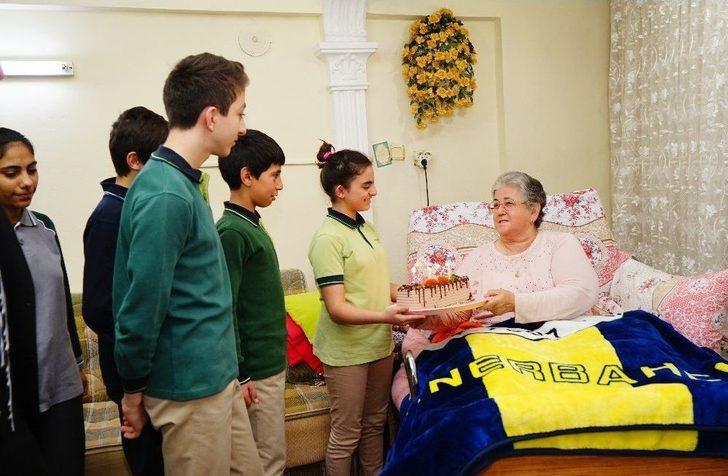 (özel Haber) Yatağa Mahkum Emekli Öğretmene, Öğrencilerden Pastalı Kutlama G2