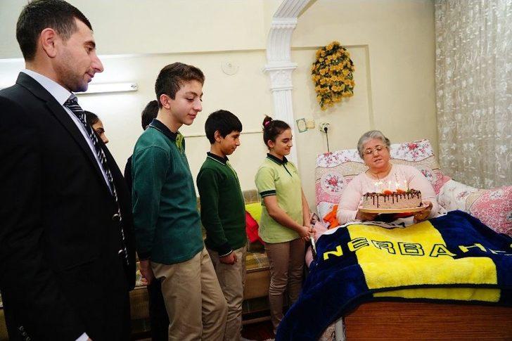 (özel Haber) Yatağa Mahkum Emekli Öğretmene, Öğrencilerden Pastalı Kutlama G3