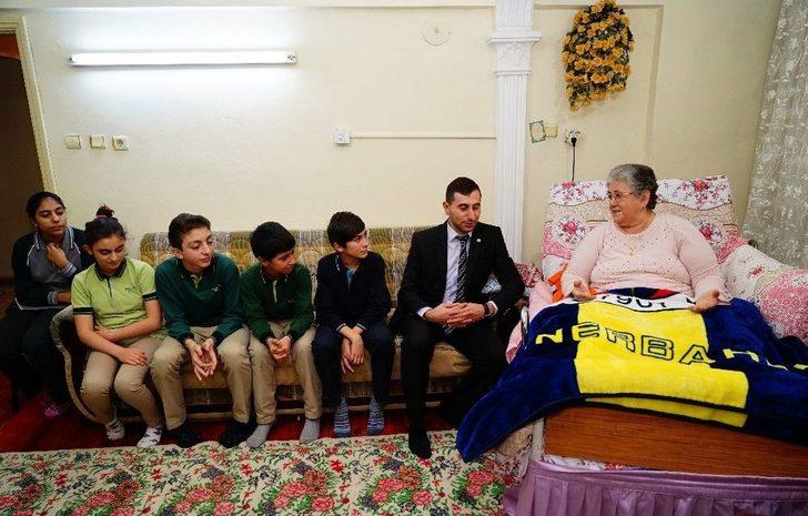 (özel Haber) Yatağa Mahkum Emekli Öğretmene, Öğrencilerden Pastalı Kutlama G5