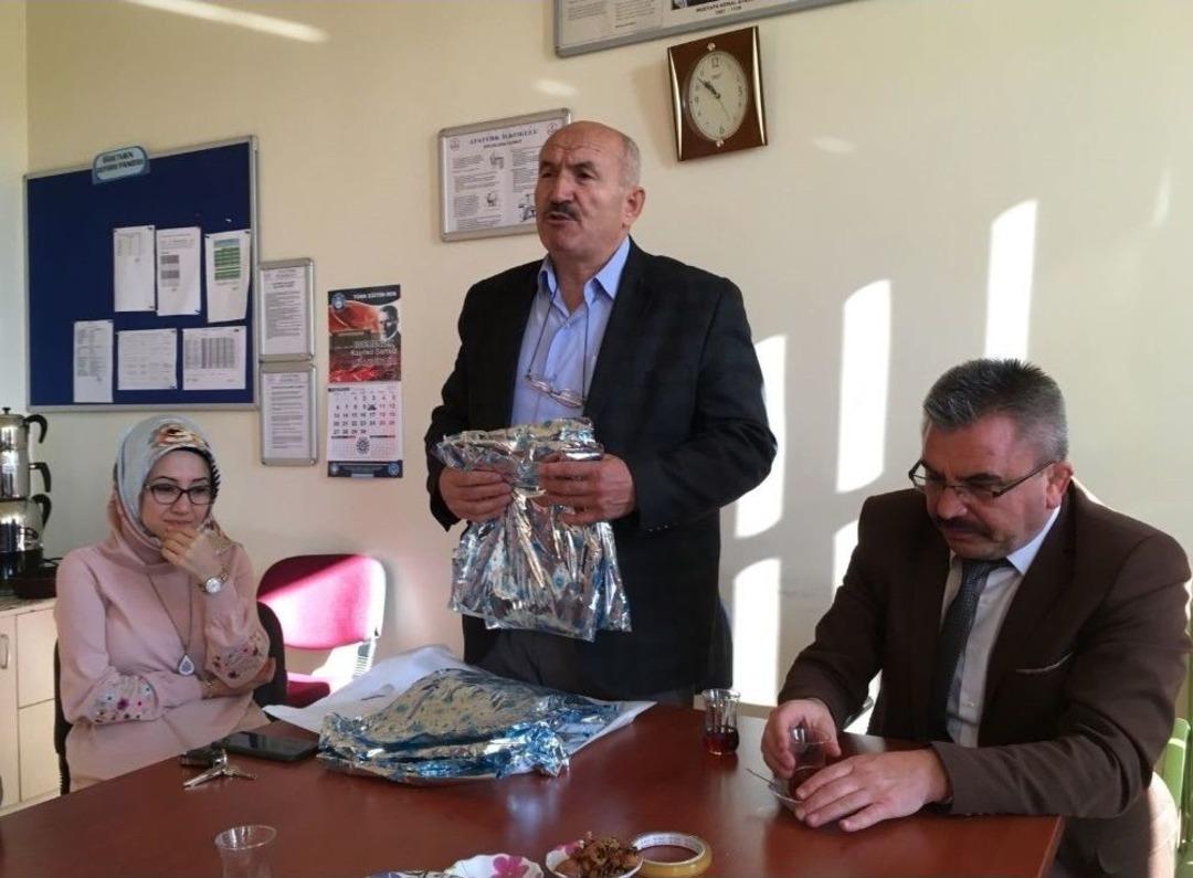 Okul İdaresinden &Ouml;ğretmenlere &lsquo;&ouml;ğretmenler G&uuml;n&uuml;&rsquo; Hediyesi