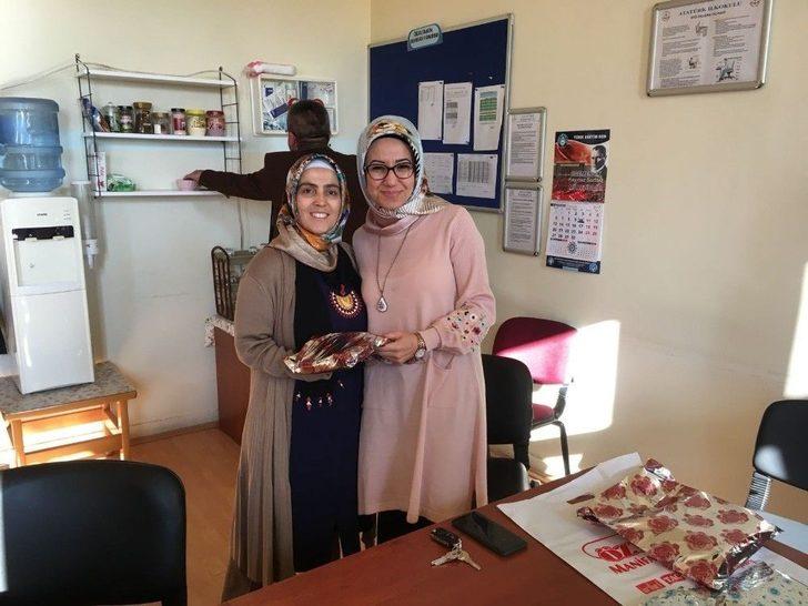 Okul İdaresinden Öğretmenlere ‘öğretmenler Günü’ Hediyesi G2