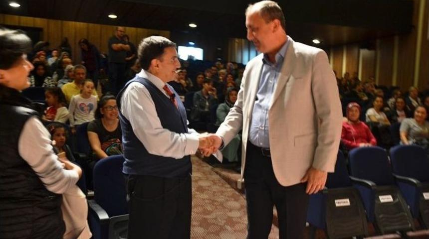 Prof. Dr. &Uuml;st&uuml;n D&ouml;kmen Biga&rsquo;da Eğitim Semineri Verdi