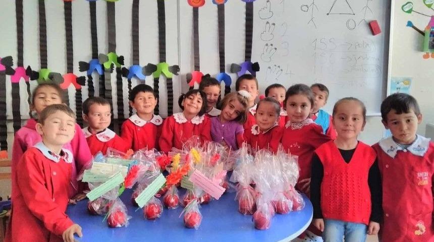 &Ouml;ğretmenlere En G&uuml;zel Hediye Miniklerden