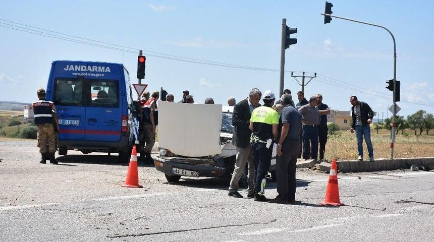 İki Otomobil &Ccedil;arpıştı: 2 Yaralı