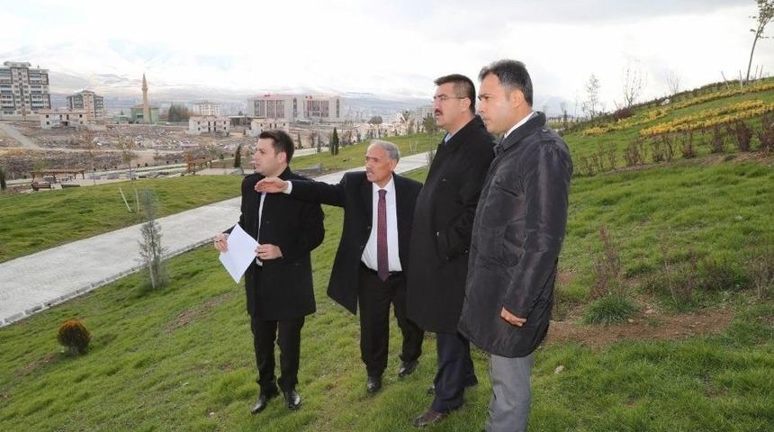 Niğde Belediye Başkanı &Ouml;zkan Kentsel D&ouml;n&uuml;ş&uuml;mde İncelemelerde Bulundu