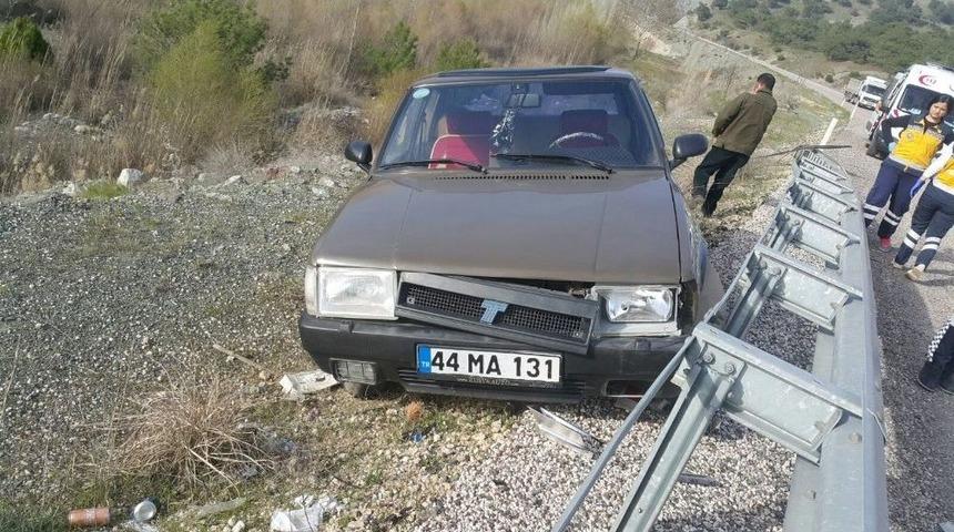 Tekeri Patlayan Otomobil Yoldan &Ccedil;ıktı