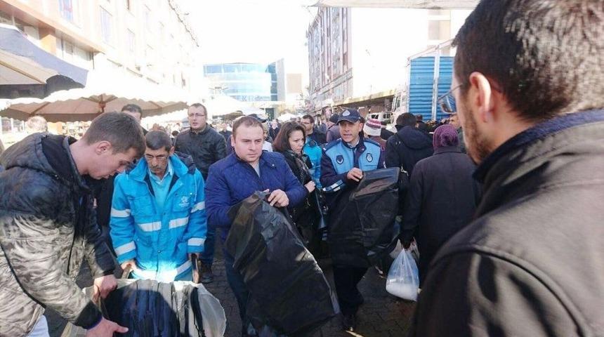 &Ccedil;evre Kirliliğinin &Ouml;n&uuml;ne Ge&ccedil;mek İ&ccedil;in Pazar Esnafına &Ccedil;&ouml;p Poşeti Dağıtıldı