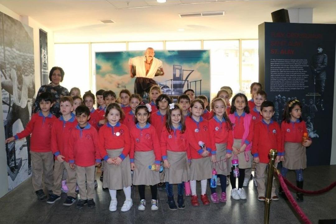 Minikler &Ccedil;anakkale Zaferi Sergisini Geziyor