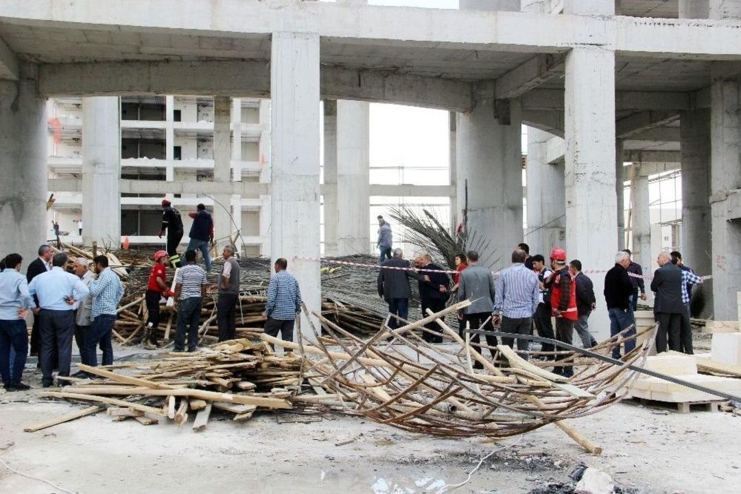 &Ccedil;&ouml;kmenin Meydana Geldiği Camide Enkaz Kaldırma &Ccedil;alışmaları Başladı