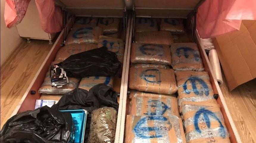 İzmir&rsquo;de Zehir Tacirlerine Ardı Ardına Baskın: 78 G&ouml;zaltı